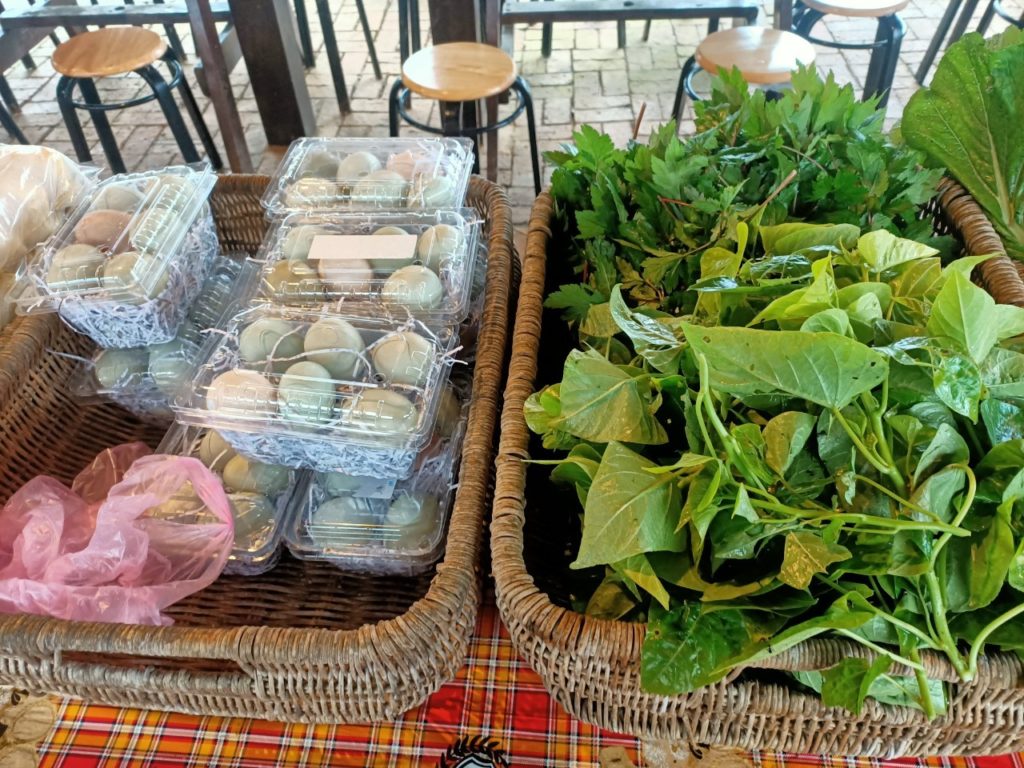 除了現採新鮮蔬菜外，市集依季節不同也會有各式農產品及加工品。