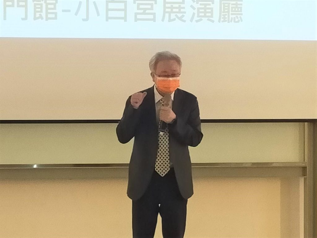 政大教授林修澈強調所發表的是國內第一部講述口述傳統概念的影片。(記者 辛澎祥/攝)