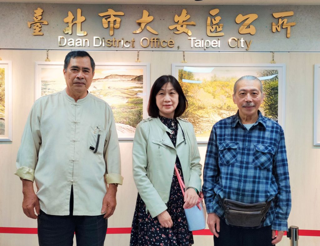 陳岳鳯的書畫技藝來自書法家郭金堂(左)與水墨畫家張清宗(右)的教導,技藝大增。(記者 辛澎祥/攝)