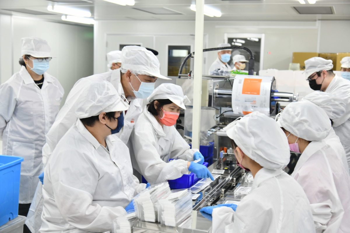 提升產能解決設廠問題   侯友宜訪快篩試劑製造廠
