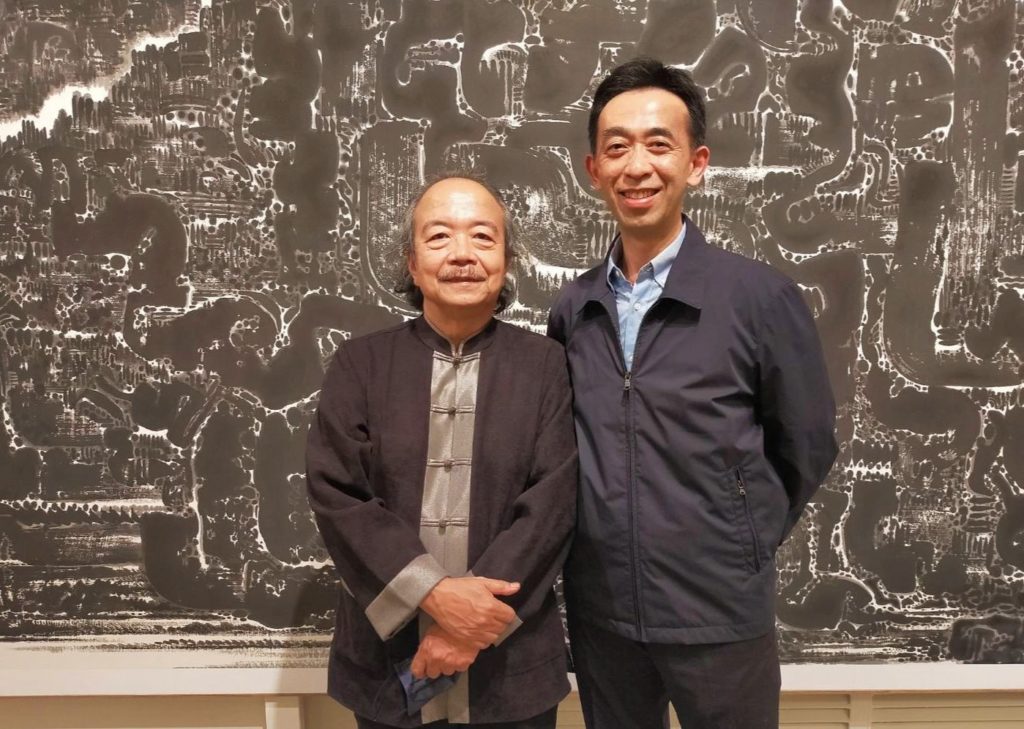 程代勒教授(左)的書畫創作展,受到國父紀念館館長王蘭生的高度讚賞,兩人展場開心合影。(記者 辛澎祥/攝)