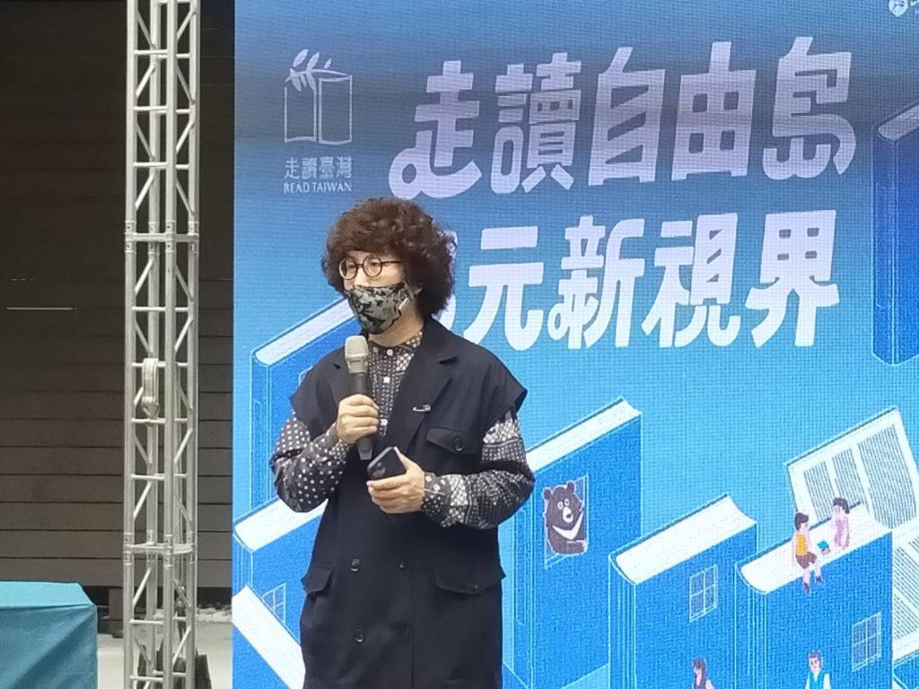 策展人李明璁說明走讀的文化深義。(記者 辛澎祥/攝)