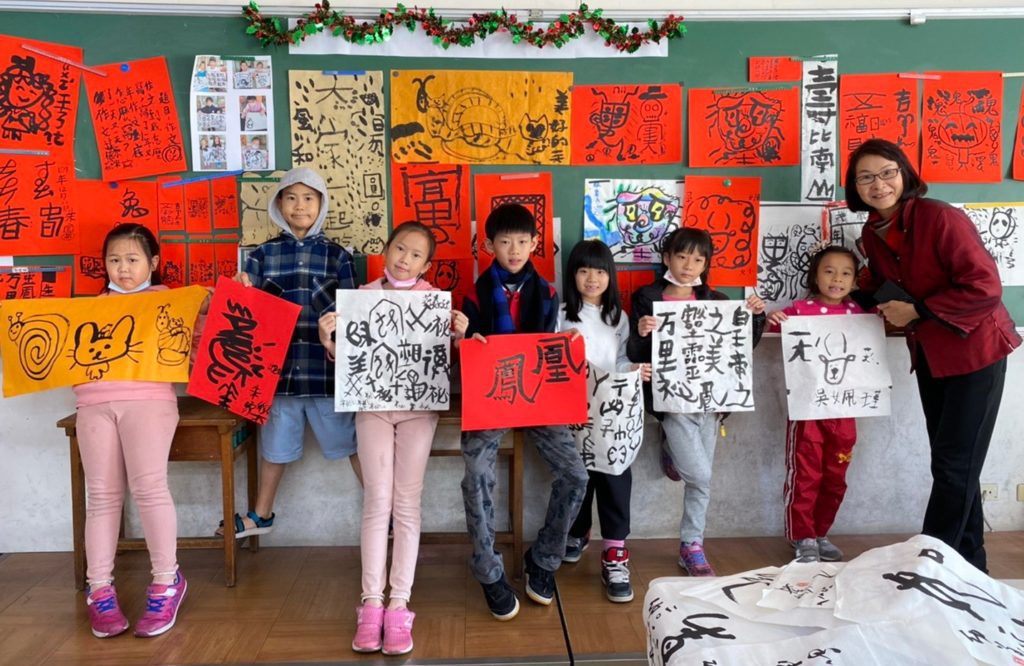 ▲ 朱幼華每週國小的書法課。（圖/朱幼華提供）
