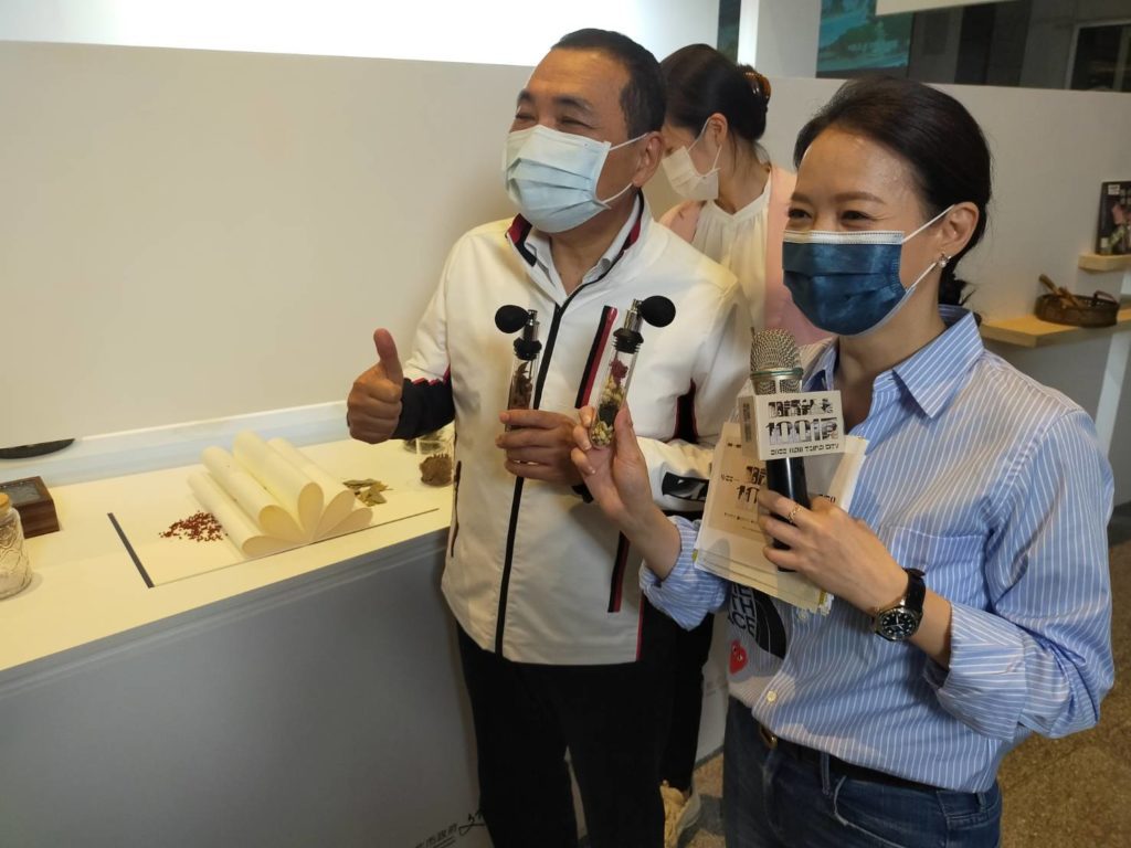 侯友宜(左)與曾寶儀對古老文化底蘊的再生與創新顯得相當開心。(記者 辛澎祥/攝)