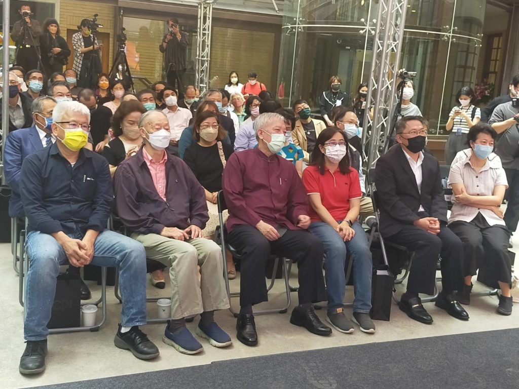 數十位攝影界人士齊聚一堂為周年慶活動表達道賀之意。(記者 辛澎祥/攝)