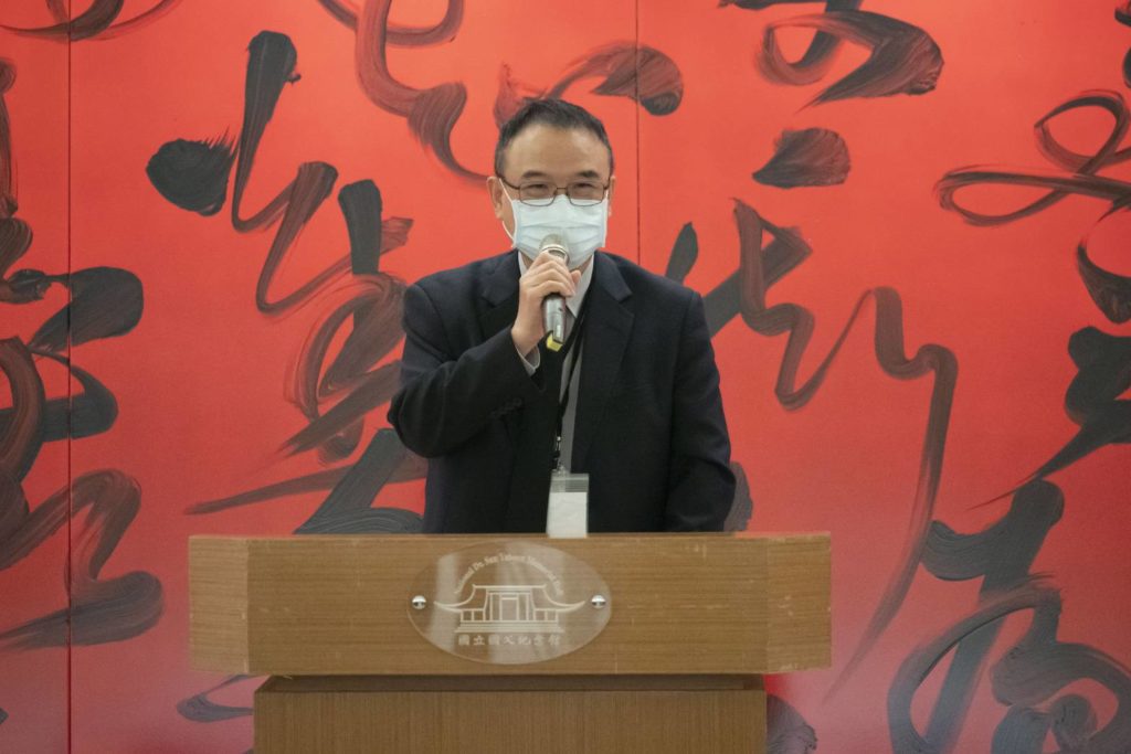 文化部次長蕭宗煌致詞時表達對程代勒教授書畫展作品的推崇。(記者 辛澎祥/攝)