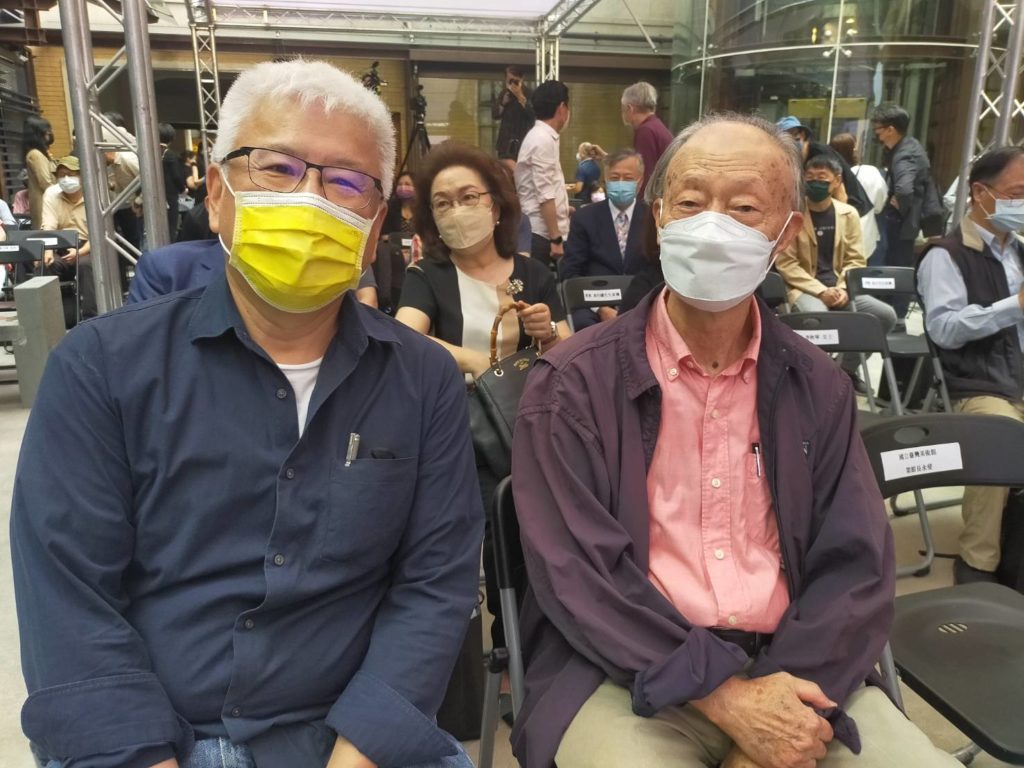 攝影家莊靈老師(右)與攝影展策展人蔡文祥展場縝密互動。(記者 辛澎祥/攝)