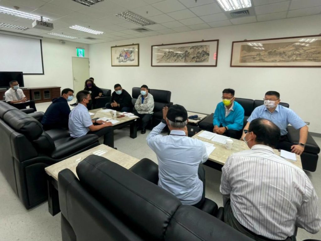 台鐵局長杜微(右一)赴花聯了解客運替代鐵路輸運的措施。