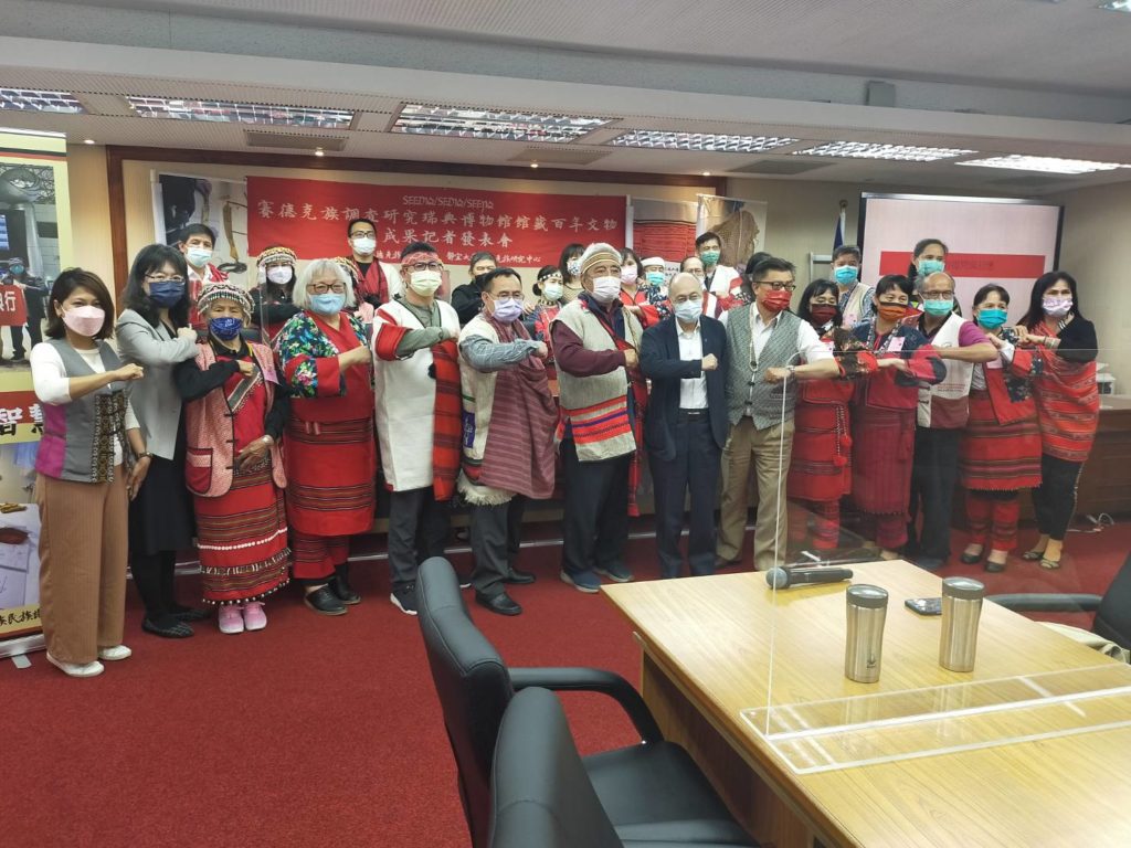 參與調研活動的各單位代表與賽德克族人合影留念,以手勢展現活力。(記者 辛澎祥/攝)