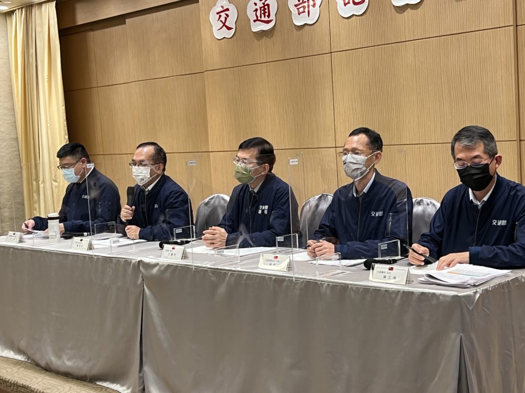 交通部長王國材(中)針對五一台鐵工會可能罷工一事採取因應措施。