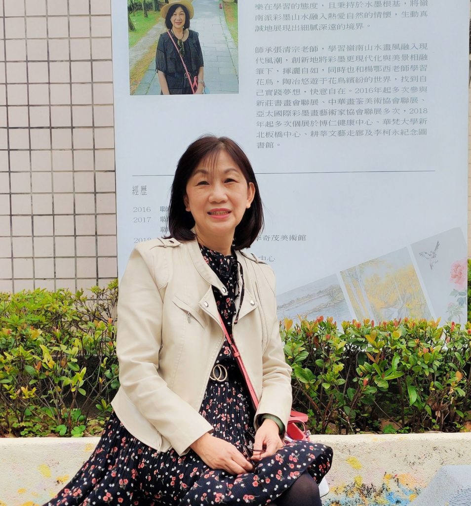 陳岳鳯老師在彩墨天地之間顯得快意自在。(記者 辛澎祥/攝)