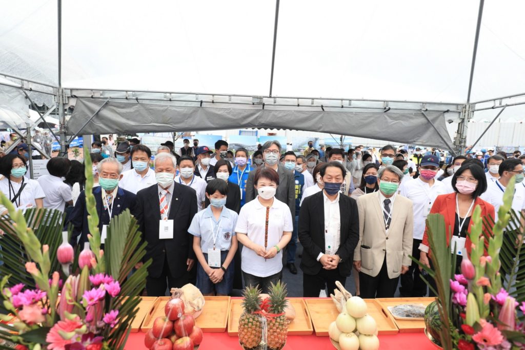 ▲市長盧秀燕及各界貴賓參與台中綠美圖上梁典禮。(圖/文化局提供)
