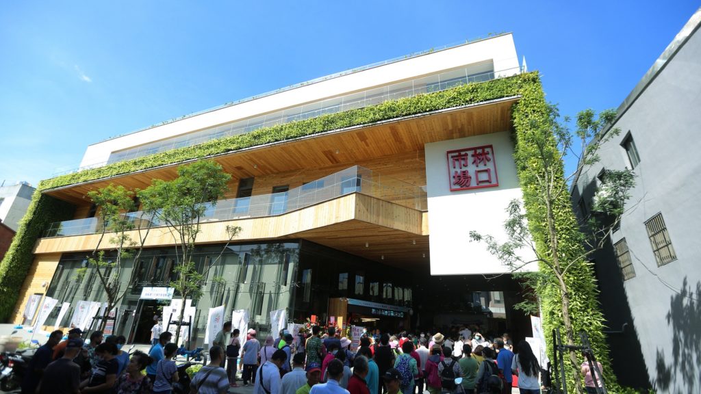 ▲林口市場改建後除了改善環境清潔衛生外,也導入食安輔導、溫控展示設備及行動支付,顯著提升來客率。(圖/經發局提供)