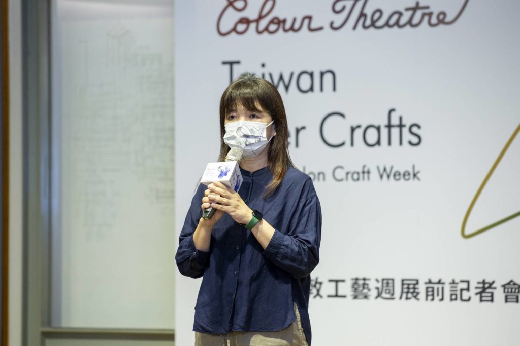 文化部次長李靜慧對工藝中心帶領工藝家參加倫敦工藝週展出活動,表達肯定之意。(記者 辛澎祥/攝)