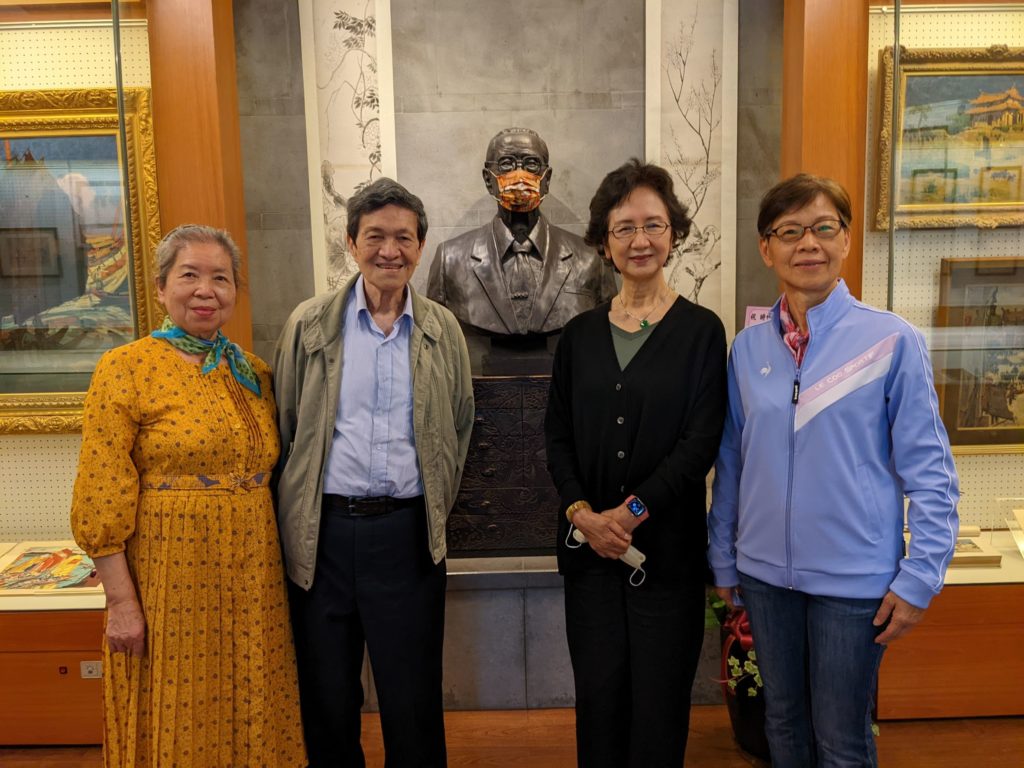 展場合影,左起:李梅樹紀念館館長伉儷、楊造化之女楊美化與同行親屬。