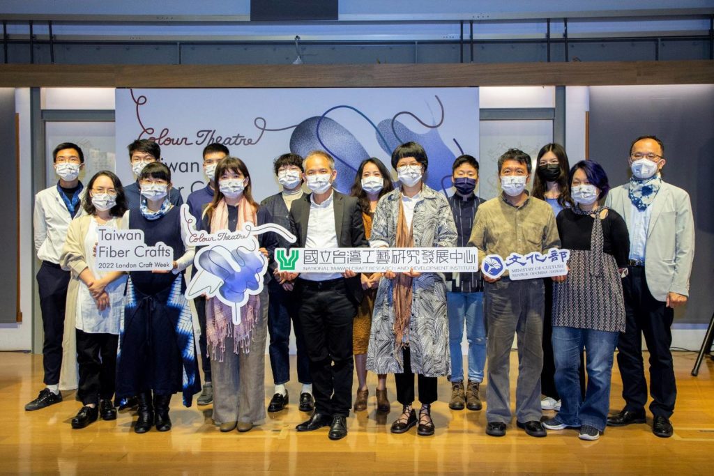 主協辦方與參展老師開心合影留念。(記者 辛澎祥/攝)