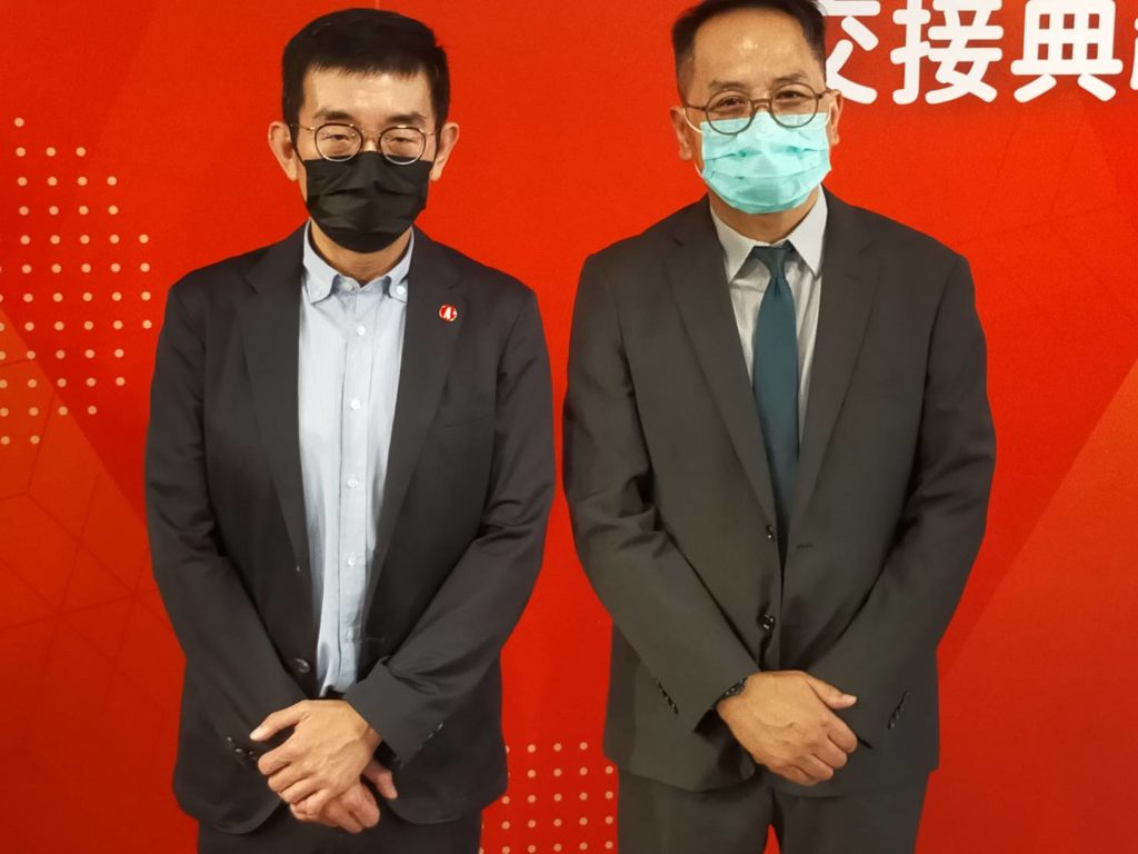 文策院新任董事長彭俊亨（右）與現任院長李明哲將縝密合作，開創未來。（記者 辛澎祥/攝）