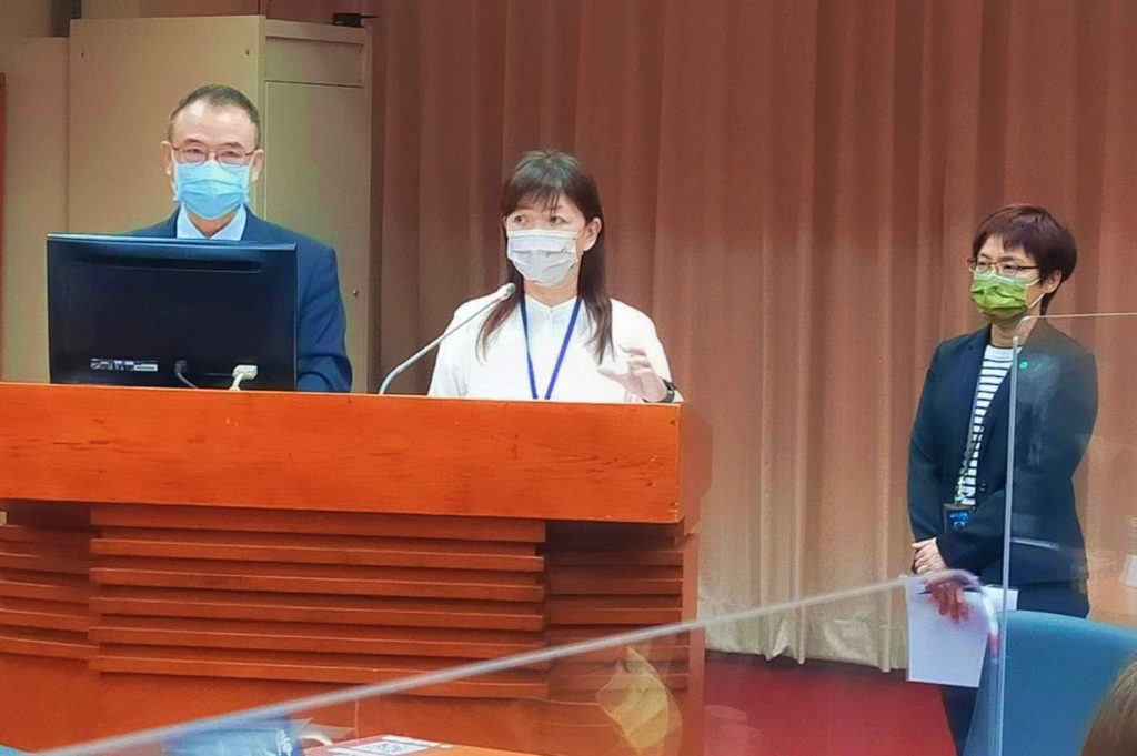 文化部次長蕭宗煌(左起)次長李靜慧與人文及出版司司長陳瑩芳,針對台北國際書展的舉辦進行作業細節說明。(記者 辛澎祥/攝)