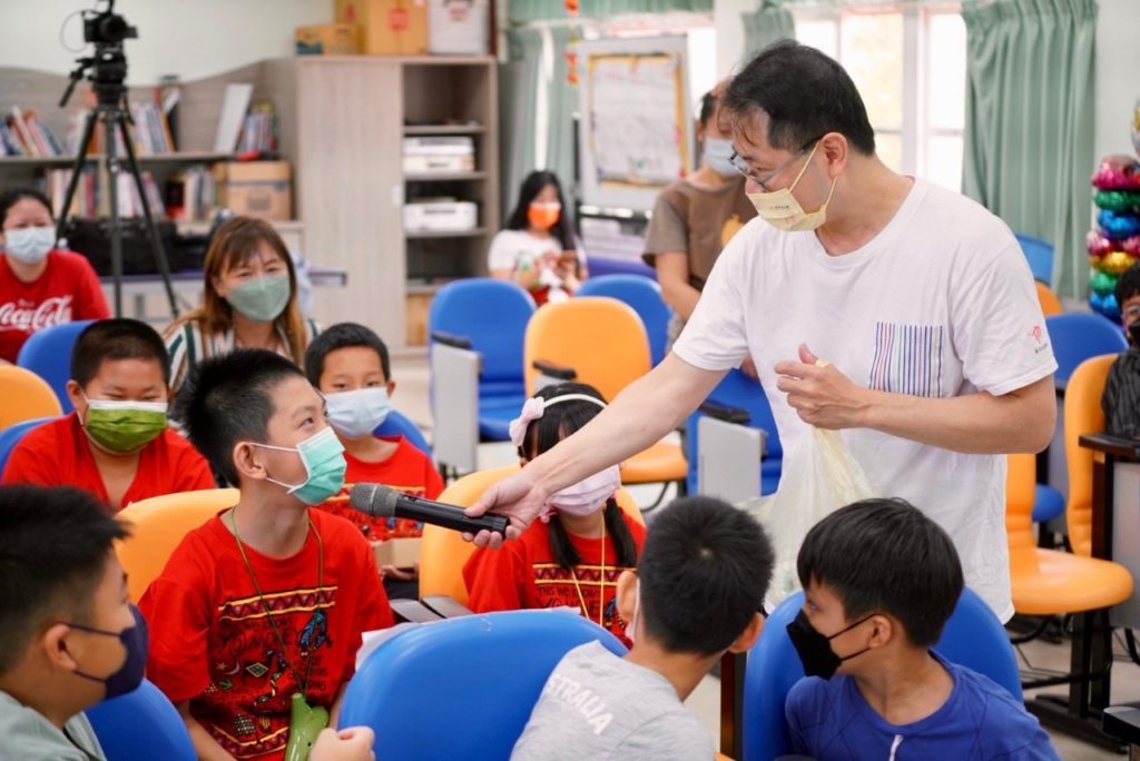 豎琴音樂家李哲音和高雄市杉林區集來國小學童問答互動