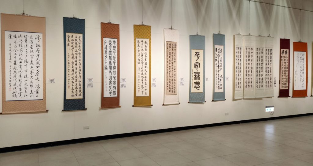 協會書法老師展出之書體作品，在氣韻與格局中沈靜自得。（記者 辛澎祥/攝）