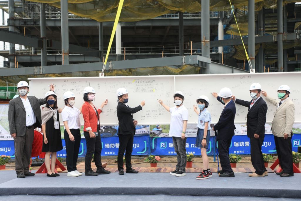 ▲市長盧秀燕及各界貴賓參共同於梁上簽名落款。(圖/文化局提供)