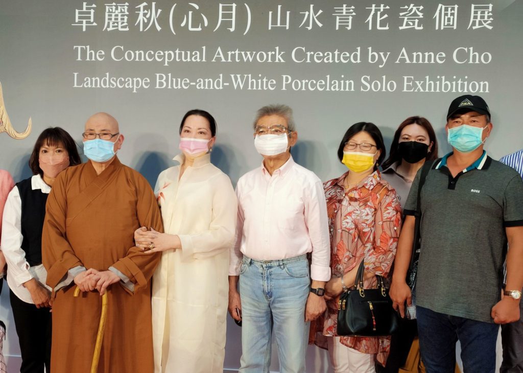卓麗秋老師個展，家族代表出席道賀，場面溫馨。（記者 辛澎祥/攝）