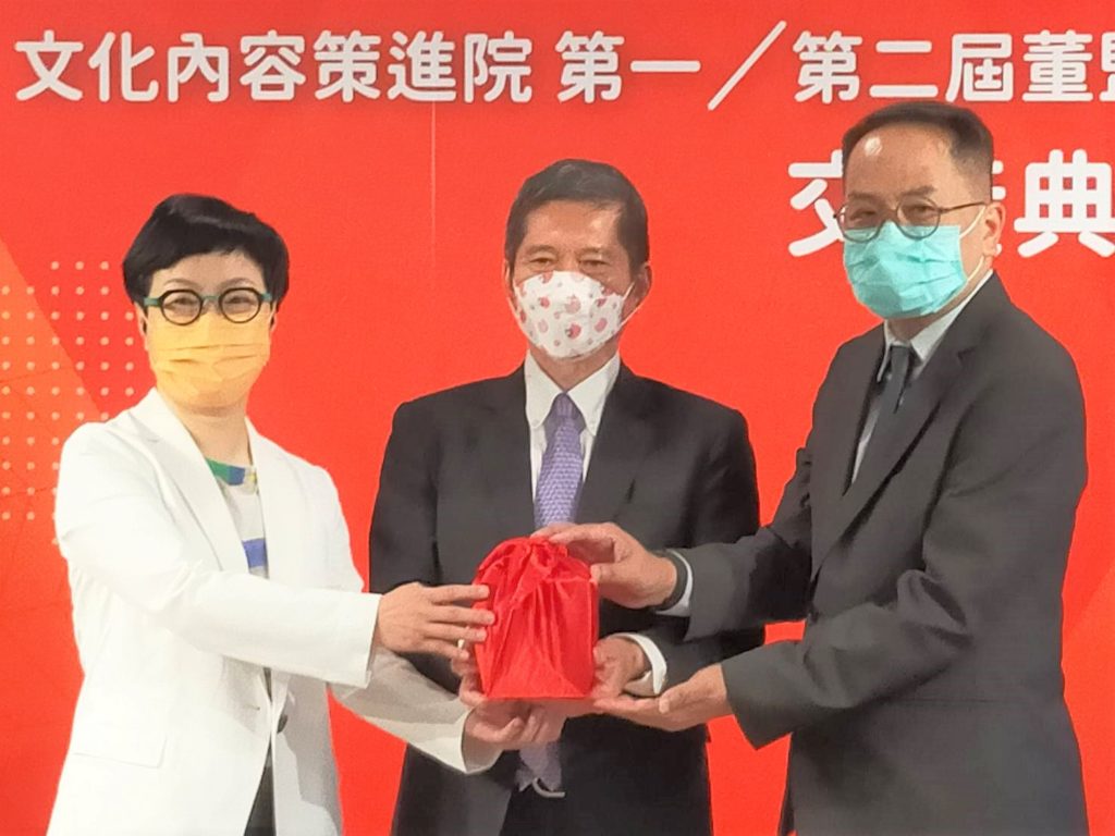 文化部長李永得（中）主持文策院卸任董事長丁曉菁（左）與新任董事長彭俊的監交儀式。（記者 辛澎祥/攝）