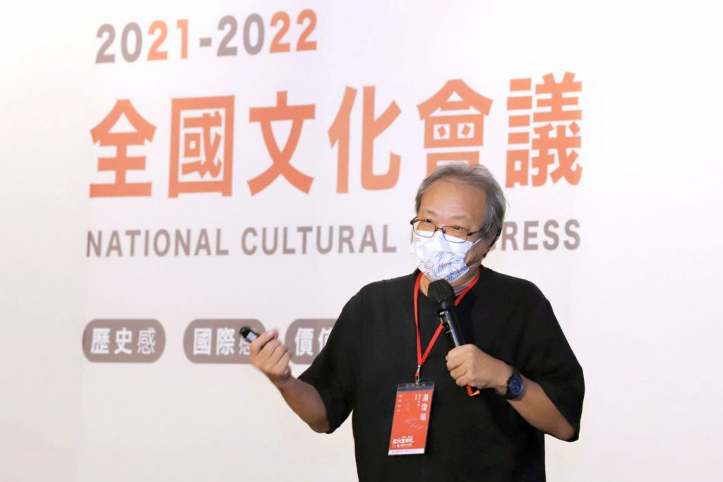 成大歷史系教授蕭瓊瑞以視覺藝術發展的現況，說明未來的轉型契機觀點而受到重視。