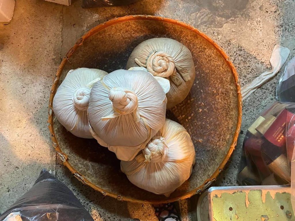 木柵地區茶產業以鐵觀音茶的產製為特色,木柵鐵觀音布包團揉(照片由貓空六季香茶坊提供)