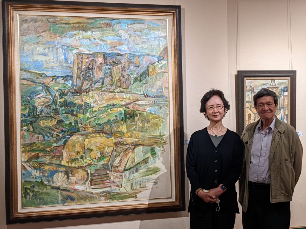 李景光館長、楊美化女士,於楊造化100號大作“阿里山麓”前合影。