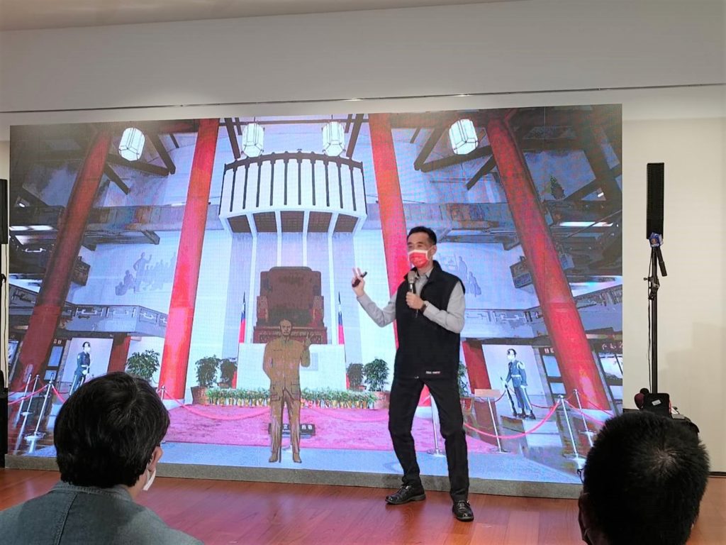 王館長示範跟比YA的國父銅像互動合影。(記者 陳安婷/攝)