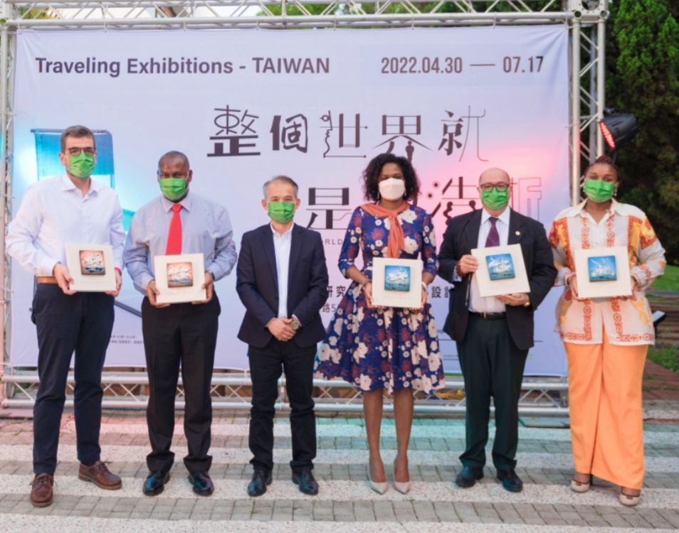 「整個世界就是包浩斯」亞洲首展   駐臺外交使節至工藝中心交流