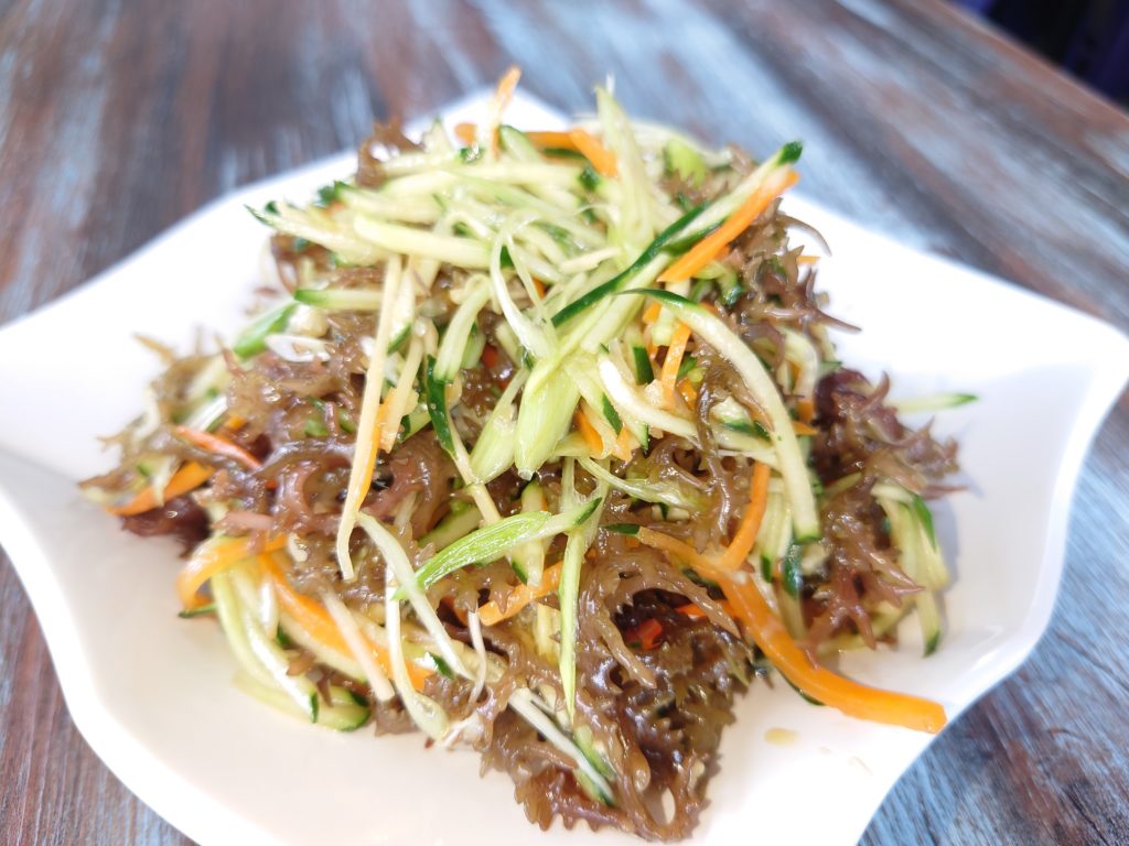 麒麟菜有多種料理方式,圖為美味涼拌麒麟菜。
