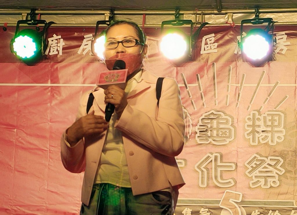 身兼大橋頭延三發展促進會理事長的國順里里長陳穎慧,以主辦方身份說明愛心活動的正面意義。(記者 辛澎祥/攝)