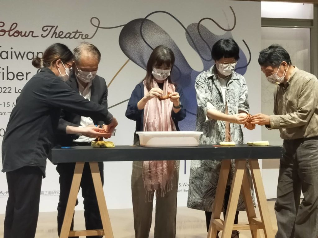 張仁吉主任(左二起)李靜慧次長及策展人吳佩珊教授,親自體驗天然染布的創作技巧頗具雅趣。(記者 辛澎祥/攝)