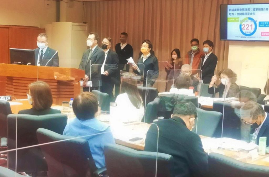 文化部及勞動部職安署官員列席回應立委所提出的質詢。(記者 辛澎祥/攝)