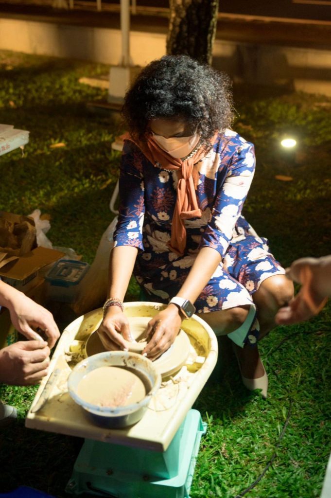 貝里斯駐臺大使館碧坎蒂大使對手拉胚工藝格外有興致。