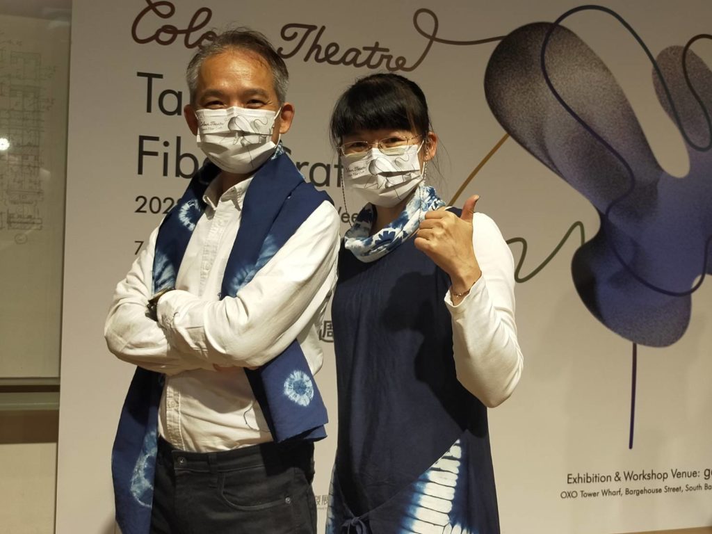 張仁吉主任(左)與湯文君老師以推廣天然染織工藝為己任,兩人互動縝密。(記者 辛澎祥/攝)