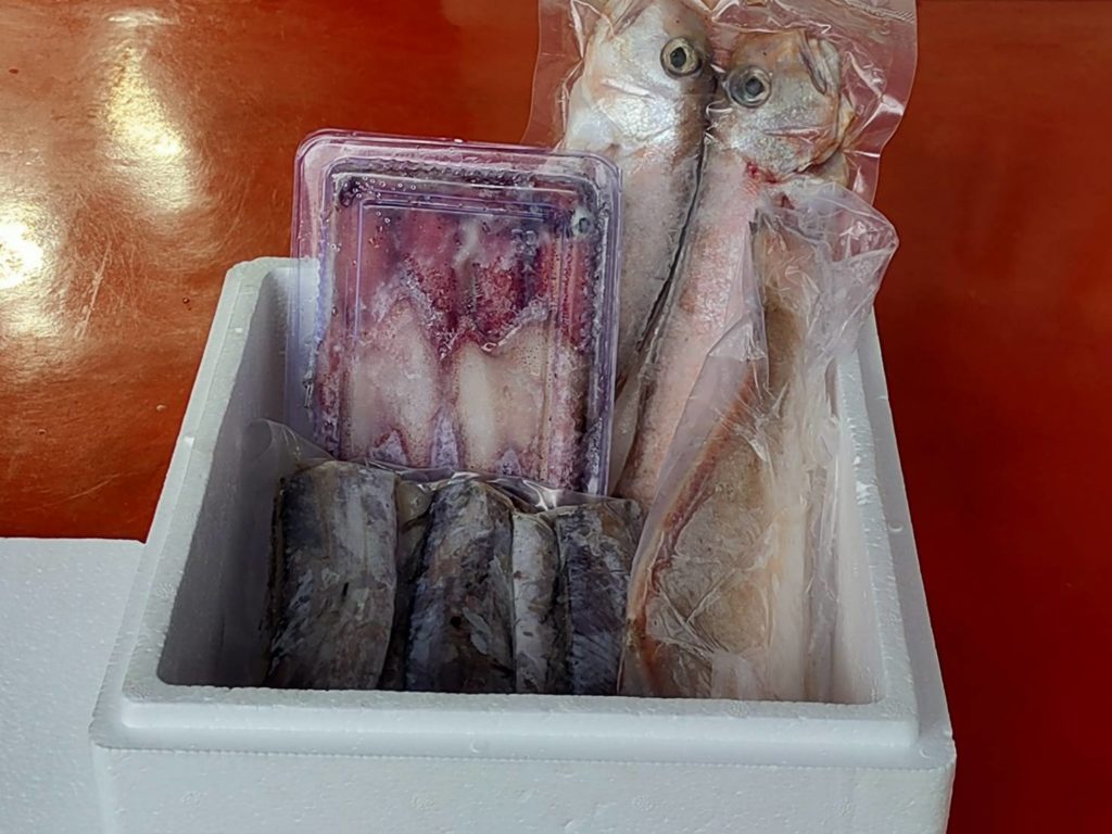 福袋內裝馬頭魚、白帶魚、剝皮魚及小卷等漁產,物超所值