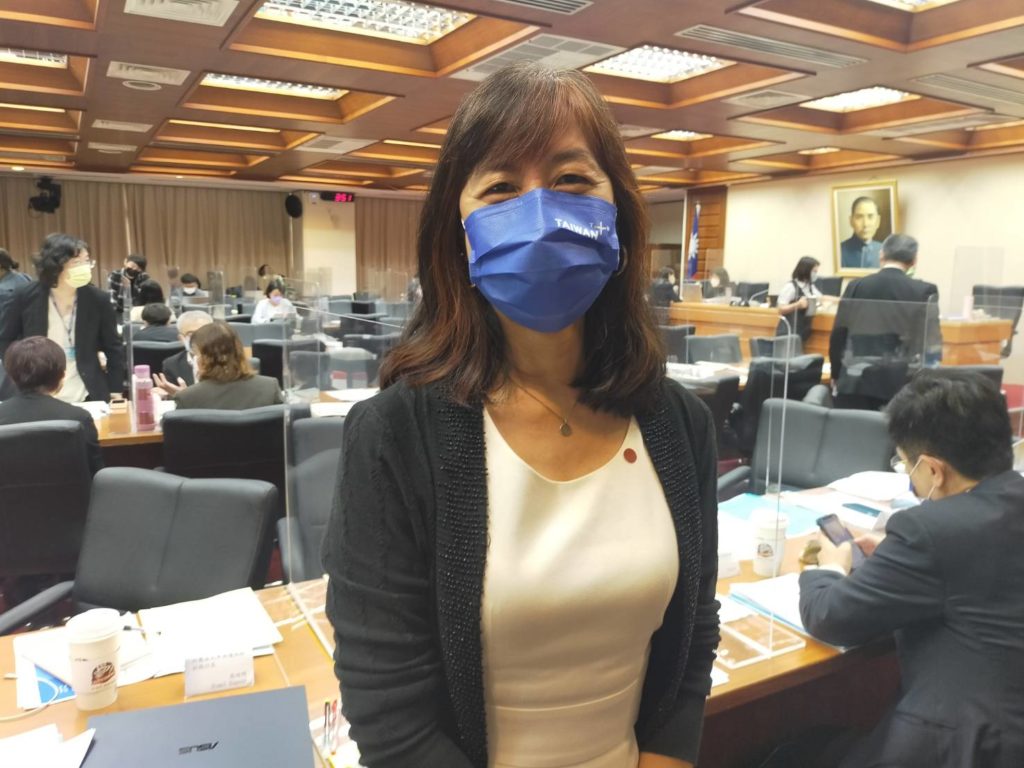 有跨國媒體豐富營運經驗的Taiwan Plus執行長蔡秋安,立院備詢顯得有備而來。(記者 辛澎祥/攝)