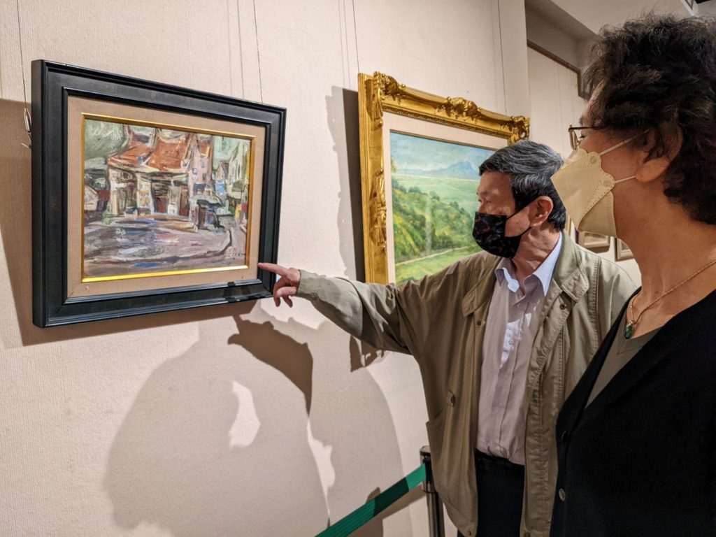 駐足欣賞楊造化作品“舊廟”,畫中描繪了台南祀典武廟風光。