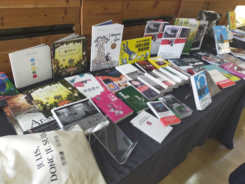 現場展示以中文翻譯的法國圖書,豐富且多元情境。(記者 辛澎祥/攝)