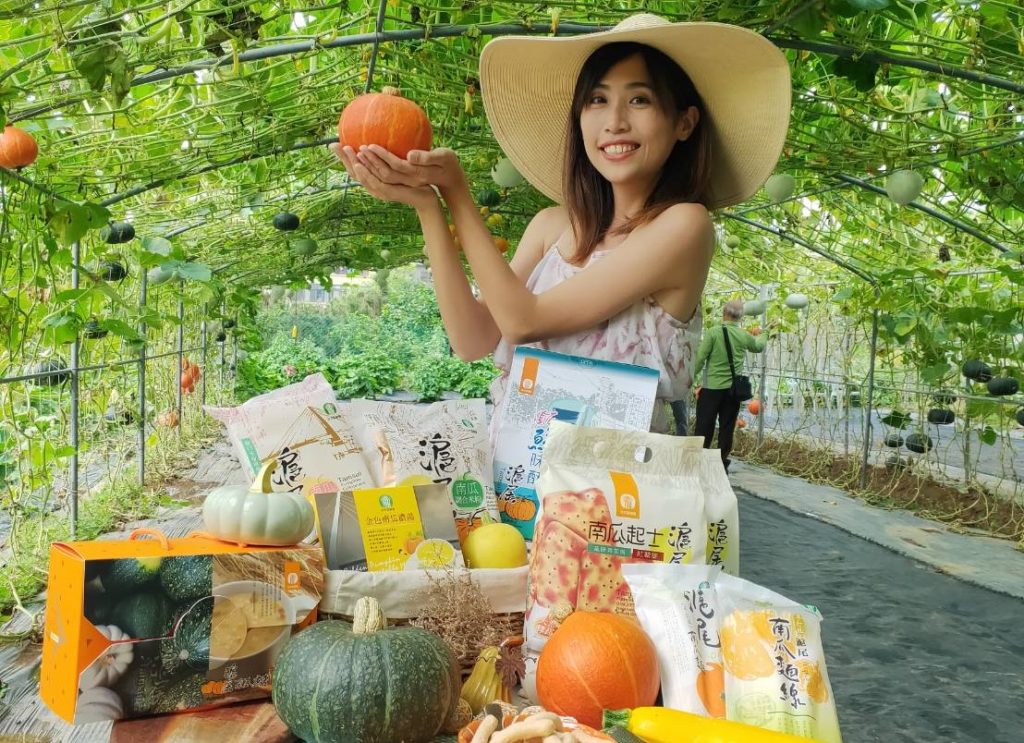 淡水南瓜隧道每年5月中至6月初開放參觀，吸引民眾、網紅前往拍照、打卡。
