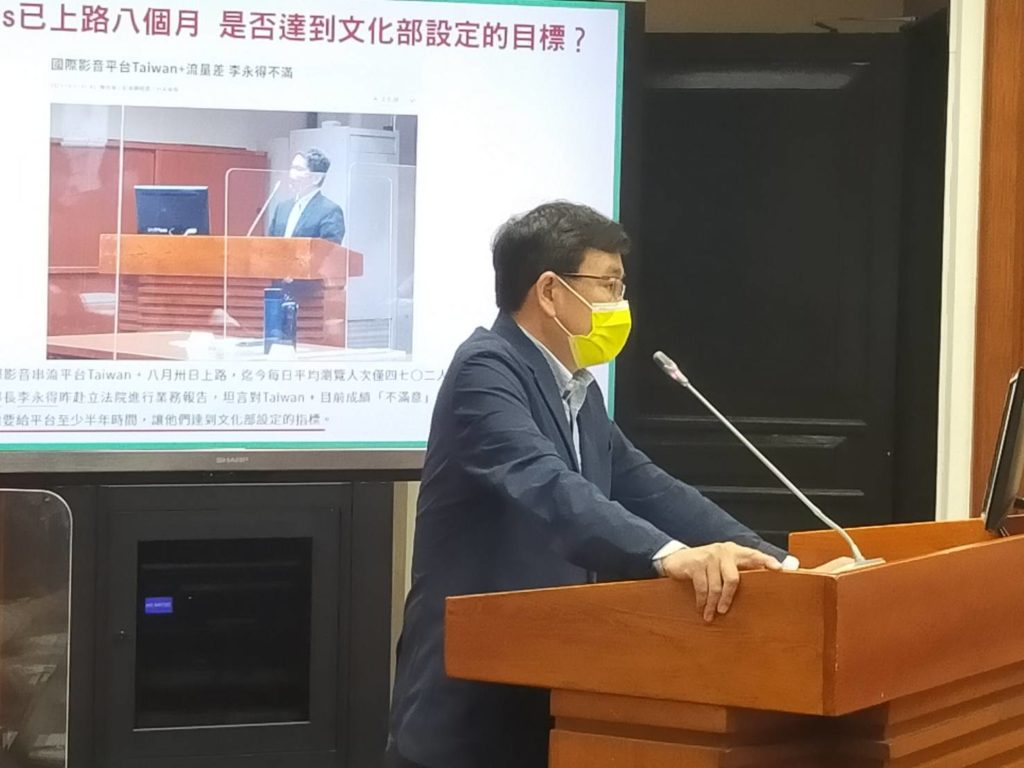 立委黃國書針對文化部前日公布的表演團體的抒困方案,認為文化部應擴大補助對象以符合業界需求。(記者 辛澎祥/攝)