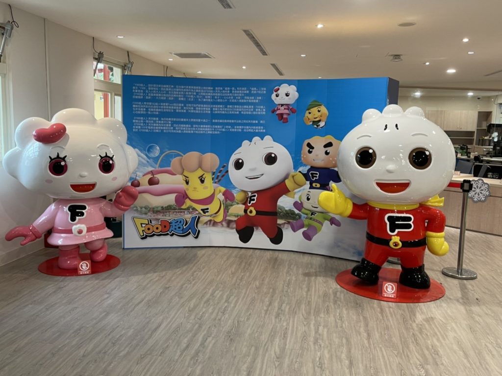 food超人區有兩尊玻璃纖維可供拍照