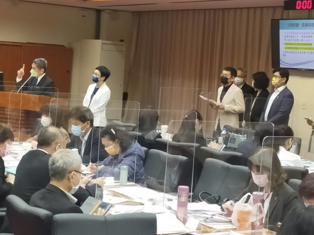 文化部長李永得(左一)在立院教文委員會備詢,針對國發融資問題提出回應,左二為文策院董事長丁曉菁。(記者 辛澎祥/攝)