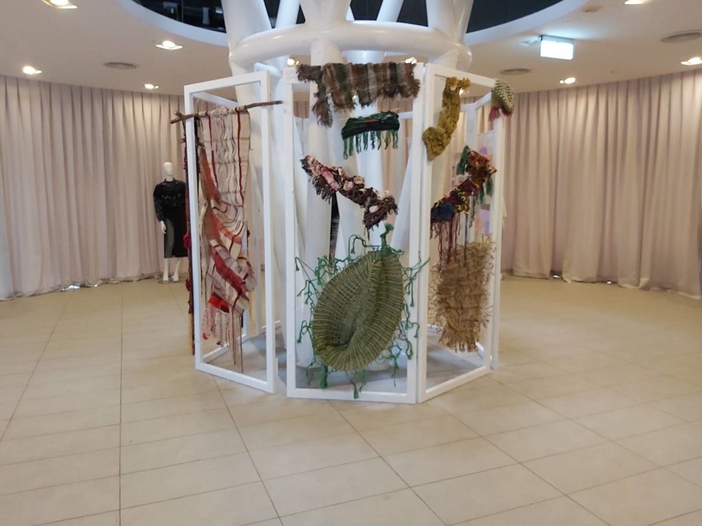 展區中央所陳列的纖維藝術織品，將青年學子的工藝及創意納入其中