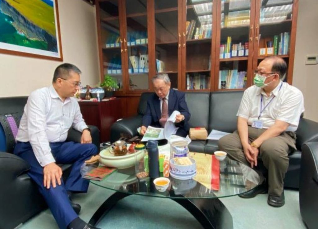 內政部部長徐國勇（左起）、中華民國書學會會長張炳煌教授及陽明山國家公園管理處處長楊模麟面議討論復建事宜。（圖/張炳煌 提供）