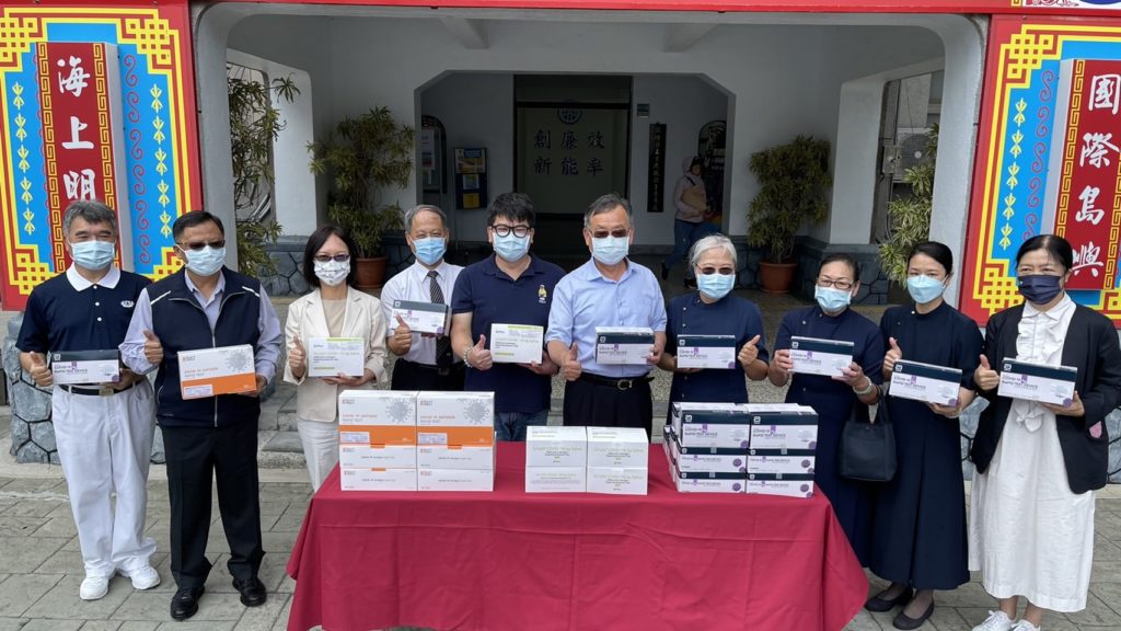 縣府與澎湖旅行公會代表共同以捐贈防疫關懷包及快篩劑來進行防疫工作。