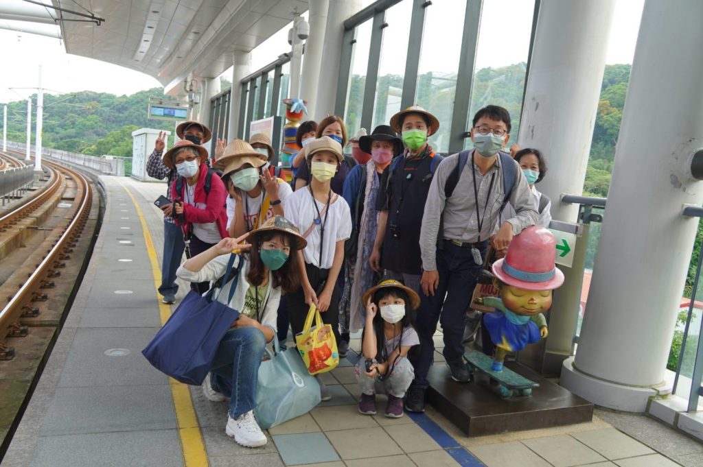 搭乘輕軌走「近」在地